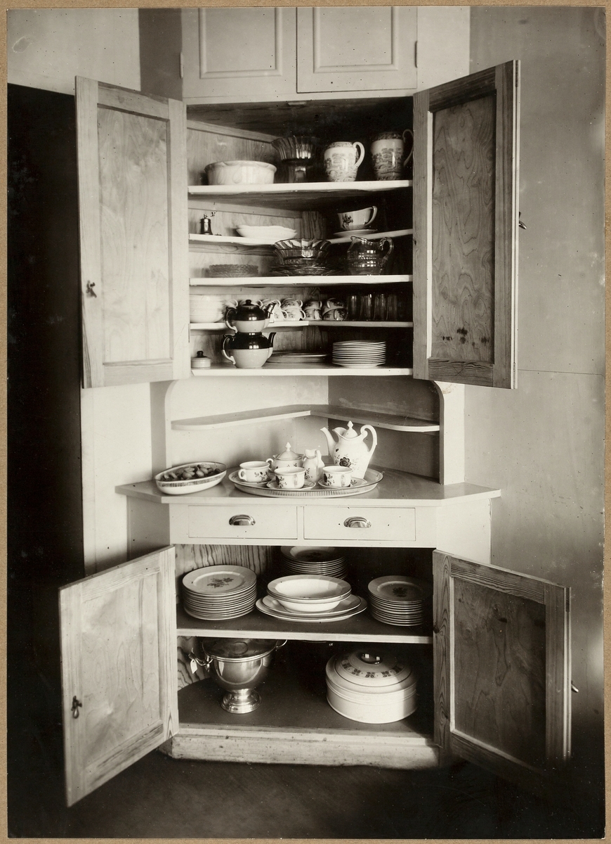 Bild från Ingenjör P. Wretblads material för Bygge och Bo-utställningar.
Vitrinskåp med porslin, 1924, vedkök.
