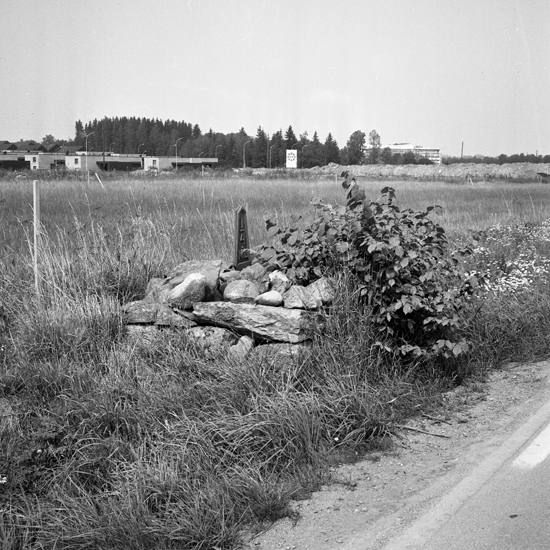Milsten med fundament på Teleborg. Telestadsvägen, ca. 1972