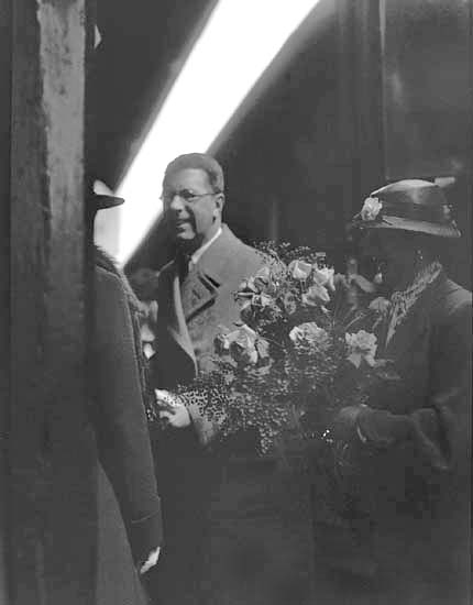 Kronprinsparet Gustaf (VI) Adolf och Louise, som just stigit av
tåget i Växjö och fått en blombukett.