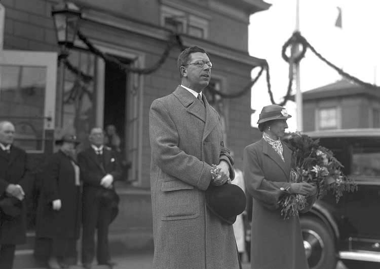 Kronprinsparets besök i Växjö, 1935.
Kronprins Gustaf (VI) Adolf är på väg mot de församlade på
järnvägsplanen. Strax efter går hans gemål,  Louise.