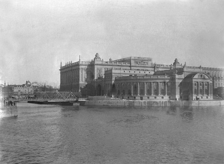Foto av det nybyggda Riksdagshuset/Riksbankshuset i Stockholm (från baksidan), trol. är fotot taget från Strömsborg. 
Till höger skymtar Slottet.
