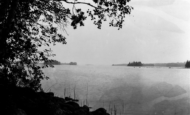 Foto över en sjö med stenar och träd. - Kulturparken Småland / Smålands ...