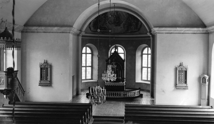 Foto i kyrkan mot altarrundeln. Altarrundeln står längre bort.