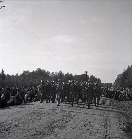 Kung Gustaf V:s besök i Liatorp 1939. 
En pluton marscherar förbi och hälsar från landsvägen.