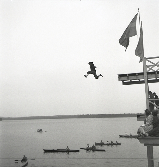 Simningen, 16/8 1942. 
Skämthopp från hopptornet.