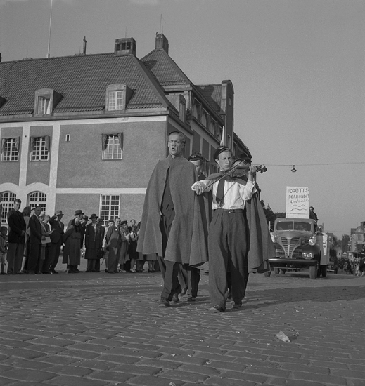 Barnens Dag, 31/5 1946.
Några tonårspojkar/"djäknar" i skolmössa och slängkappa m.m. på 
väg utmed Stortorget. I bakgrunden syns dåv. Post- och Riksbankshuset.