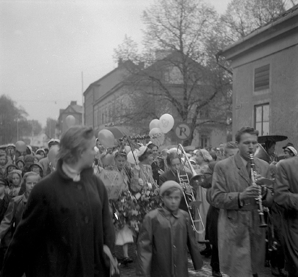 Studenterna tredje dagen, 19/5 1954. 
Studenter och anhöriga m.fl. på väg längs Storgatan mot Stortorget. 
I bakgrunden skymtar Gamla Flickskolan och Strykjärnet. 
Ganska suddigt foto.