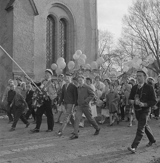 Studenterna, 1956. 
Studenterna m.fl. på väg mot talet vid Esaias Tegnérs staty i Linnéparken.