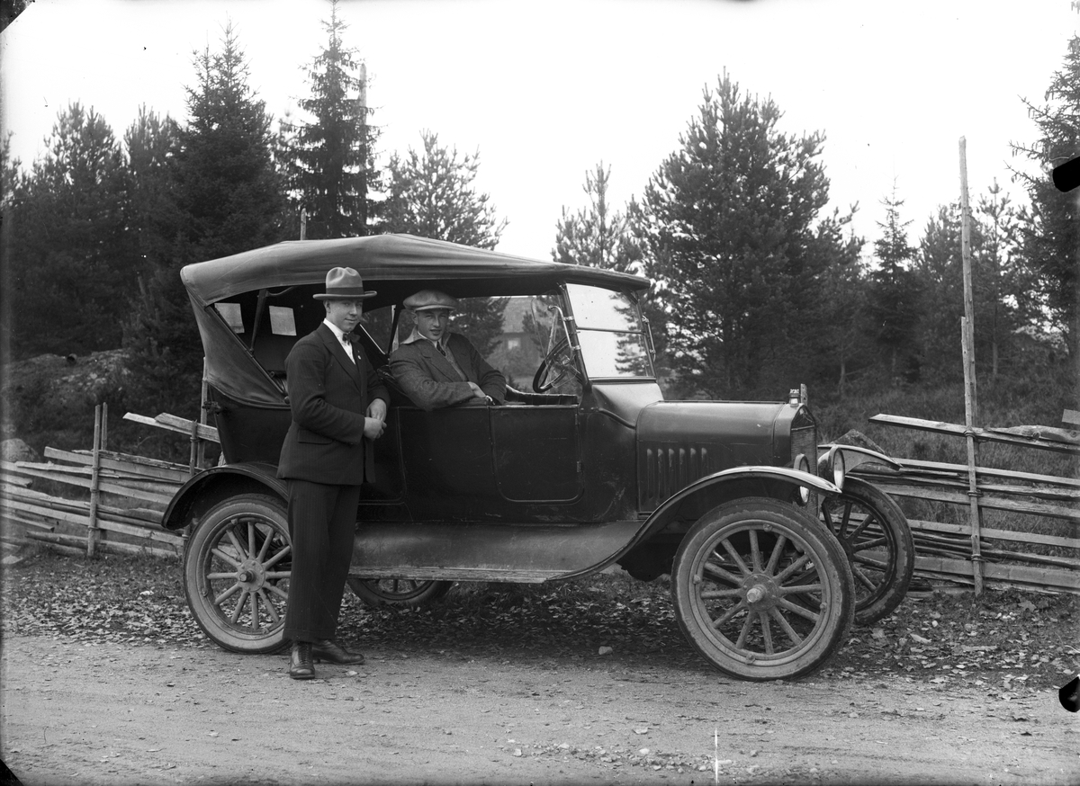 Elis Larsson med sin Ford, X2332, T-Ford 1923, stående bredvid Manfred Sjökvist.