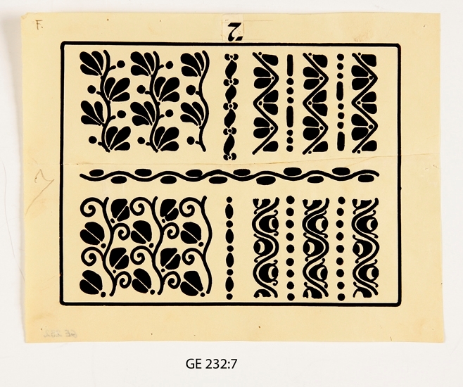 Mönsterteckning i svart tusch. 
Förvaras i pappersmapp med texten "14 prov o 8 auto." samt "Ser. 3. 24 st. pl. Att utföras i samma storlek som originalen. 9 st. med A betecknade i autotype med djupetsning i likhet med redan utförda no. 13 i denna serie, vilken inberäknad i ovannämnda 9 st.
15 st. med F. betecknade utföres i fototypi och djupetsning såsom i serierna 1 o 2. -Här till hör även teckningsplanschen no. 24, vars original utförts i större storlek för att medfotograferas till samma storlek som övriga."
Ligger i marmorerad pärm i svartvitt med gråbrun rygg och svarta knytsnören. Märkt: "Mönstersamling för övning i ornamentsteckning. Den 30.4., Gunnar Ell".

Inskrivet i huvudbok 2008.
Funktion: Mönstersamling