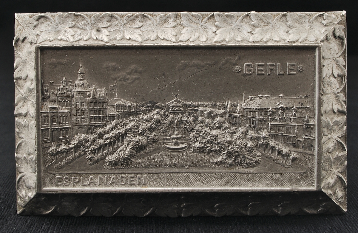 Från Gefleutställningen 1901. Esplanaden från Rådhuset på locket. Invändigt röd sammetskudde.