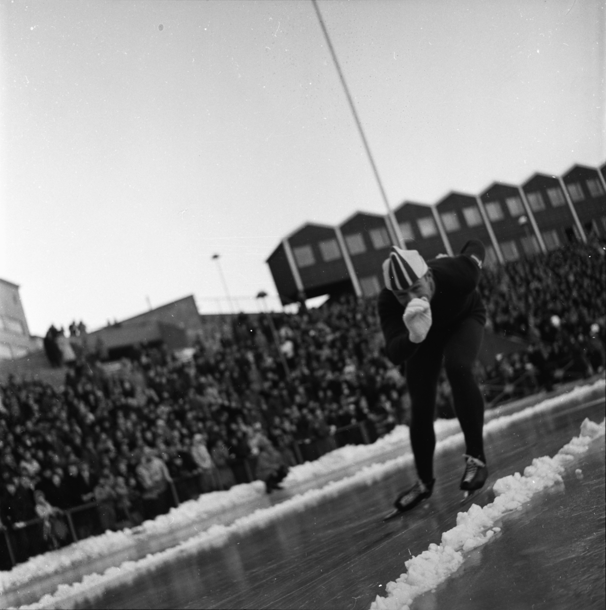 Vardens arkiv. "NM på skøyter på Bislet" 03.01.1954