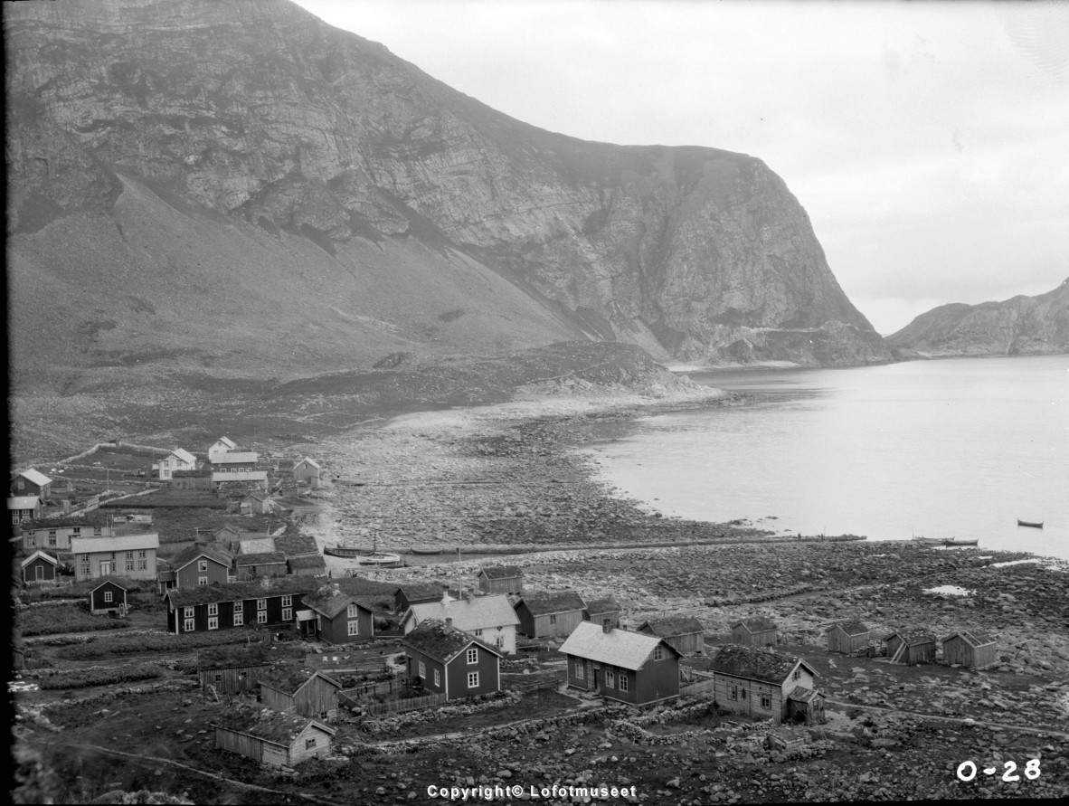 VÆRØY: MOSTAD- BEBYGGELSEN OG STRANDLINJEN. - Museum Nord / DigitaltMuseum