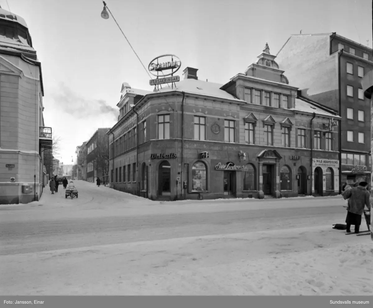 Hattmakare P O Sundbergs hus på Storgatan 31 (rivet 1956). I nedre botten från vänster Weibulls, Abbe  Lundqvist, KIAB och Nils Adamssons sjukvårdsaffär. På taket finns en skylt med texten SKANDIA FÖRSÄKRINGAR.