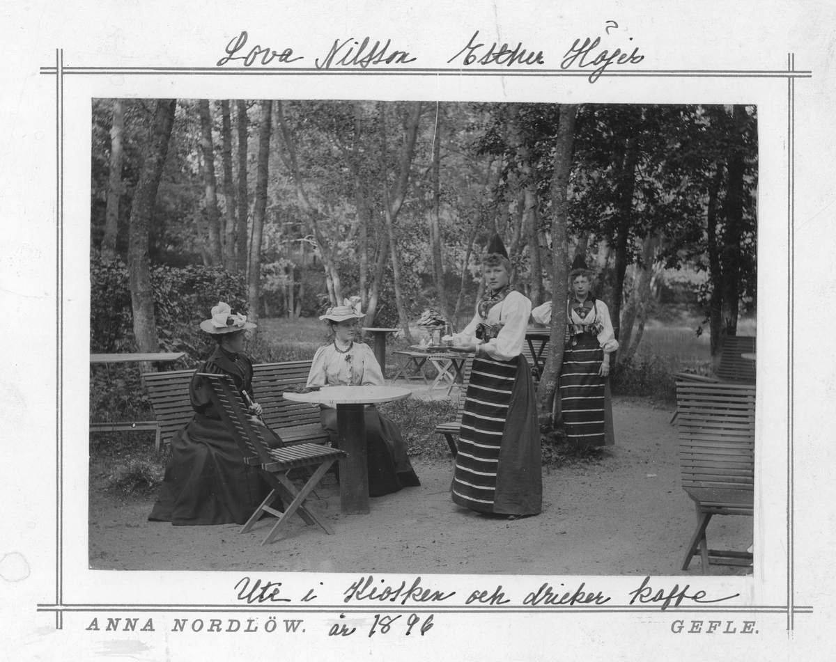 Lova Nilsson och Ester Eklöf, gift Höjer, ute i kiosken och dricker kaffe. Foto år 1896.