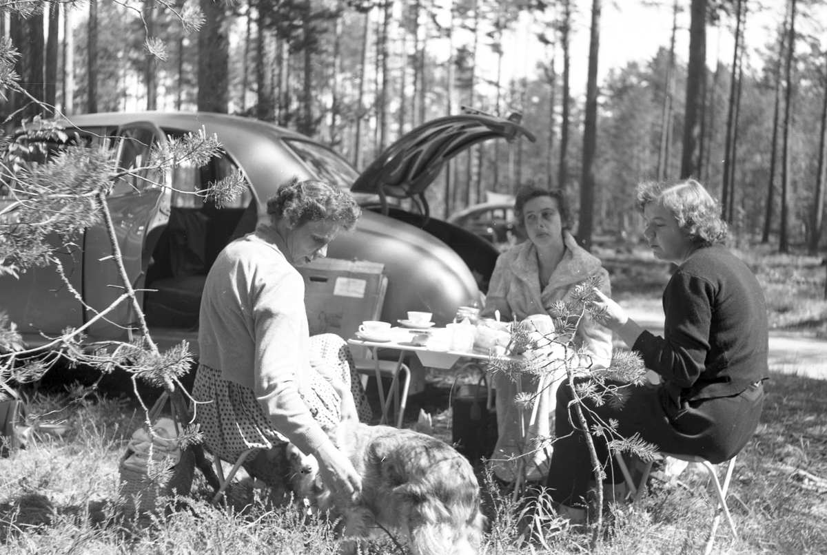 Till vänster Greta Olsson, i mitten Frideborg Jonsson och till höger Ingrid Stolt. I bakgrunden en Wolseley 4/44 från mitten 1950-talet.
