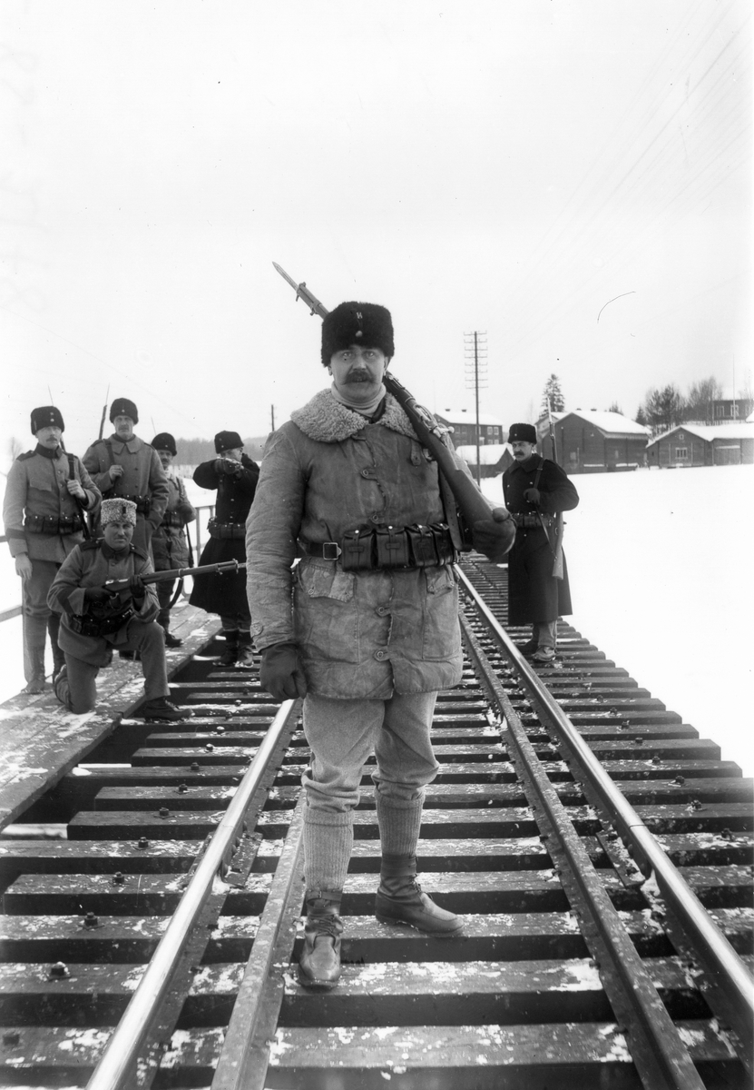 Okända beväringar vaktar bron över Voxnan under första världskriget.
