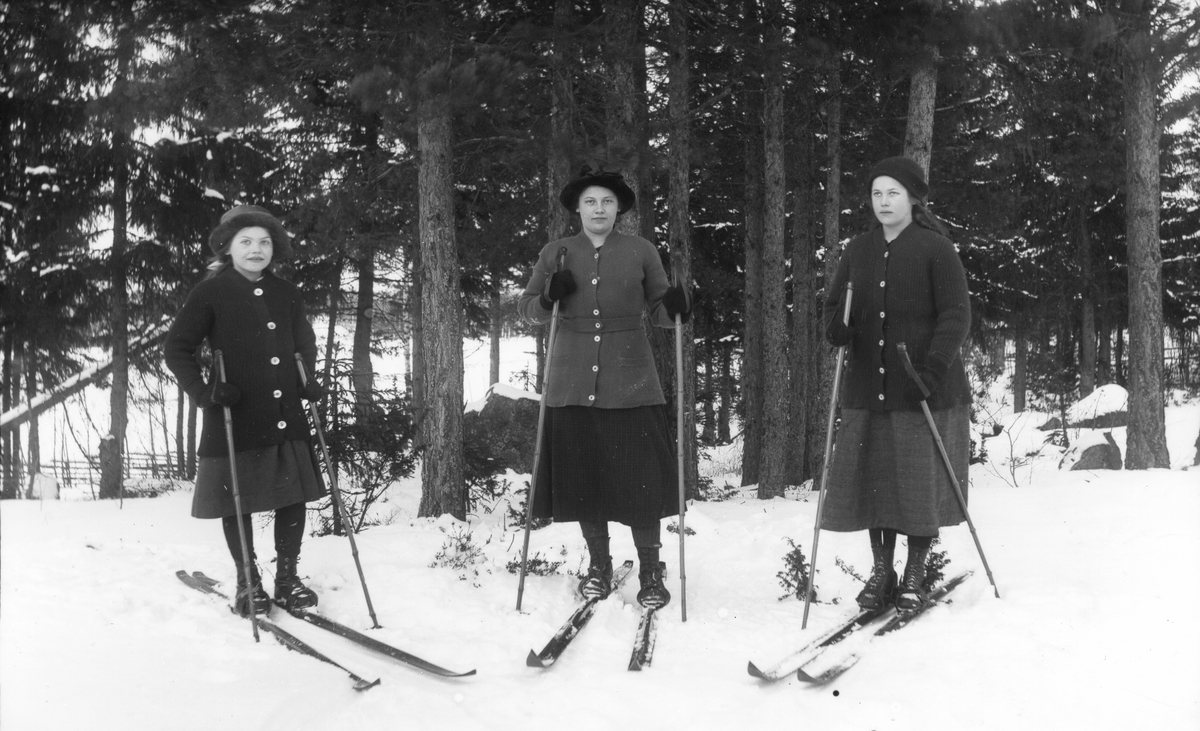 Från vänster: Tyra (född 1907), Anna (född 1900) och Hilda (född 1902) Styf, Voxsätter 4:30.