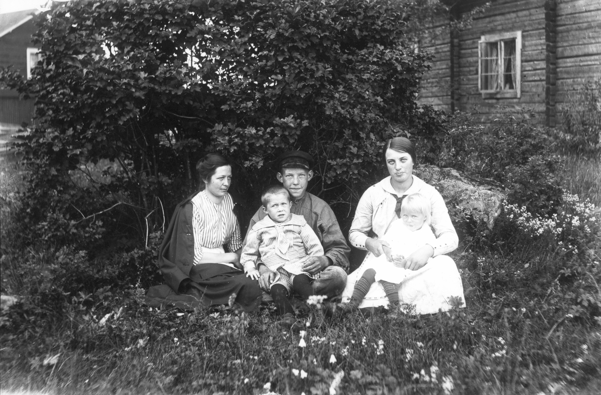 Från vänster: Marta Olsson (syster till Brita Svedlund), Evert Svedlund född 1900 med Olle Svedlund född 1911 i knät, Betty Svedlund född 1897 med Elna Svedlund född 1913 i knät. Svedlunds bodde på Lenninge 6:30.