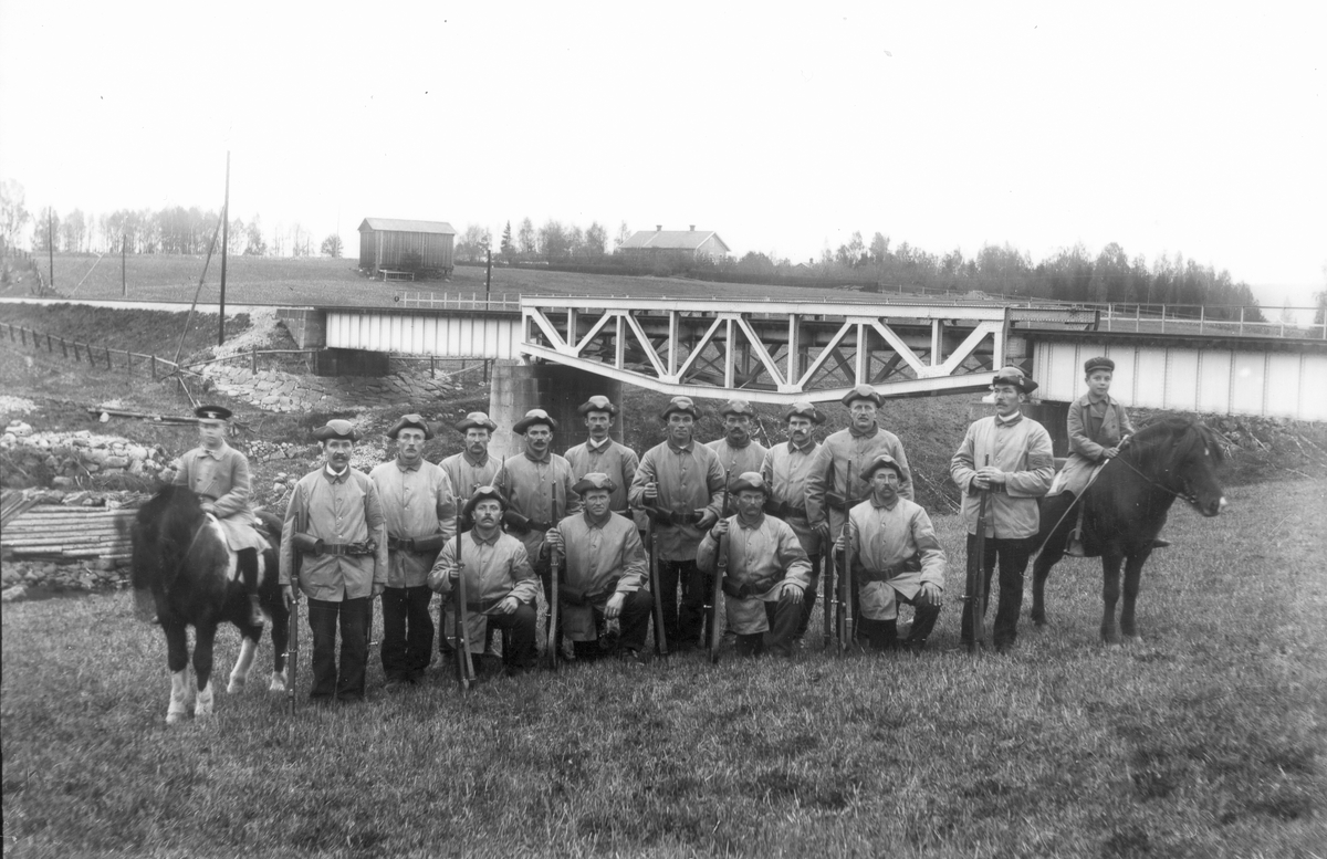 Brovaktare vid järnvägsbron i Lenninge under första världskriget. Till häst bröderna Bellander från Lenninge 6:42, Curt född 1904 och Sixten född 1903.