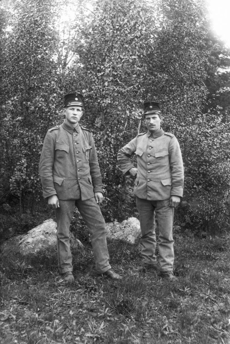 Två okända män i uniform.