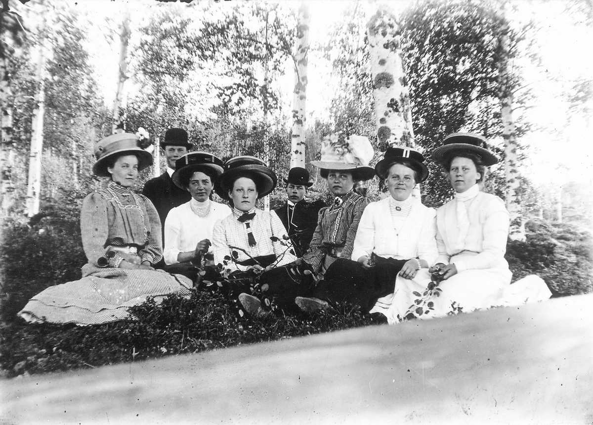 Andra kvinnan från vänster är Stina Jonsson, Håbacken, född före 1890. Förlovad med "Daniels-Jonas" i Hertsjö. Stina dog i spanska sjukan 1917-18. Hon hade 9 syskon, fem bröder och fyra systrar.
Kvinnan längst till höger är eventuellt Marta ("Lars-Pers").
Per Herman Lindberg sitter i mitten.