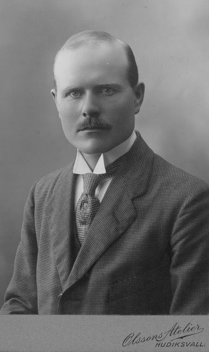 Stefan Bergman, Bäck Forsa, född 30/9 1886.
Hemmansägare, Kommunalf.ledamot,
Landstingsman, Utgivare av Hudiksvalls Tidningen