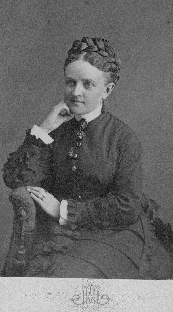 Fru Ottsson, född Lagerblom, gift med tandläkare Ottsson.