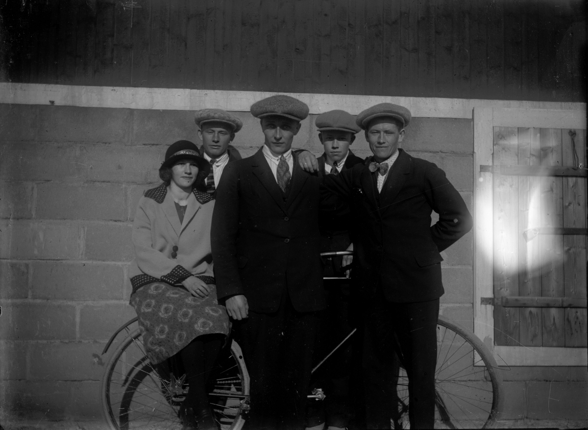 En grupp personer vid en cykel.