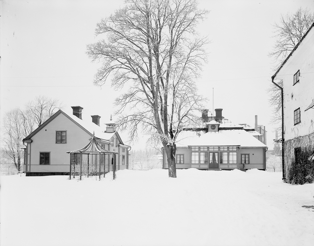 Lövstabruk

År 1643 köpte De Geer bruket och utvecklades till Sveriges största järnbruk.
Efter branden 1719 återuppfördes  herrgården med flyglar i sten. Karolinsk stil.