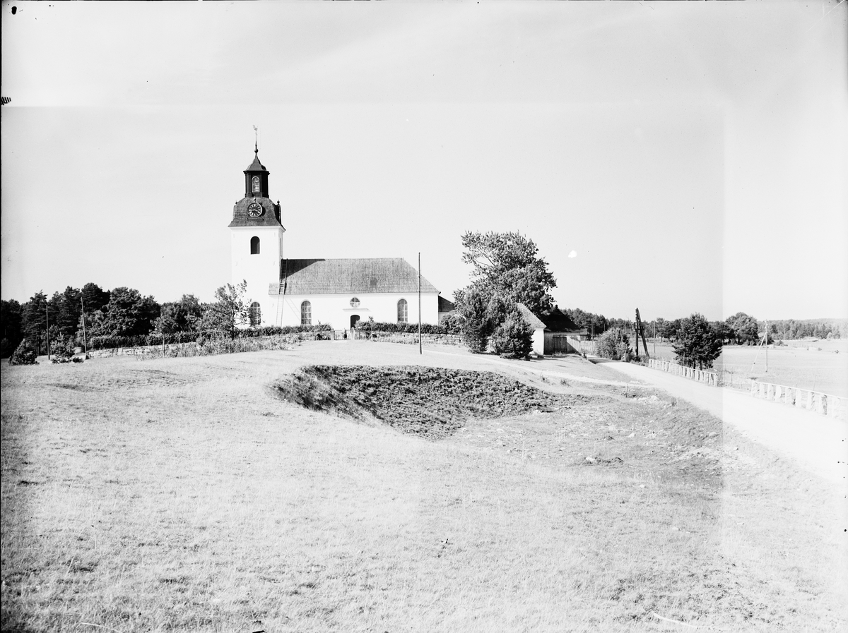 Årsunda kyrka  med  gravfält. En av Gästriklands bäst bevarade medeltidskyrkor med anor från 1200-talet. Den har byggts ut flera gånger senast i mitten av 1700-talet. En runsten från vikingatiden finns bevarad i tornkammaren