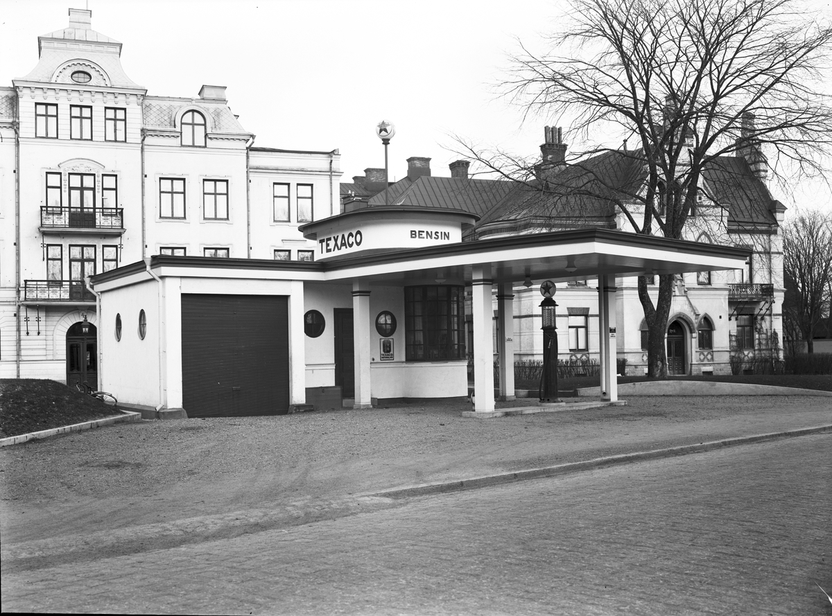 Bensinstation: Texaco

Västra Vägen.
I bakgrunden Engelbrektsgatan med Agnes von Krusenstjernahuset

