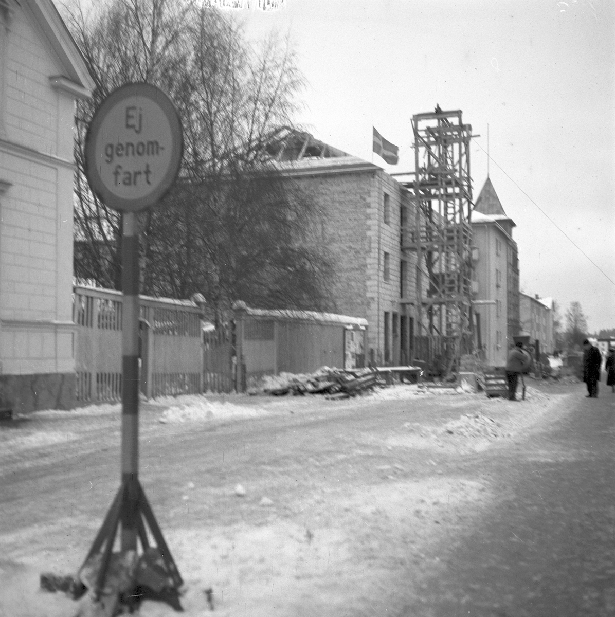 Nybyggen, takstolarna resta vid hus på Norra Stapeltorgsgatan. Gävle 3 februari 1951.
