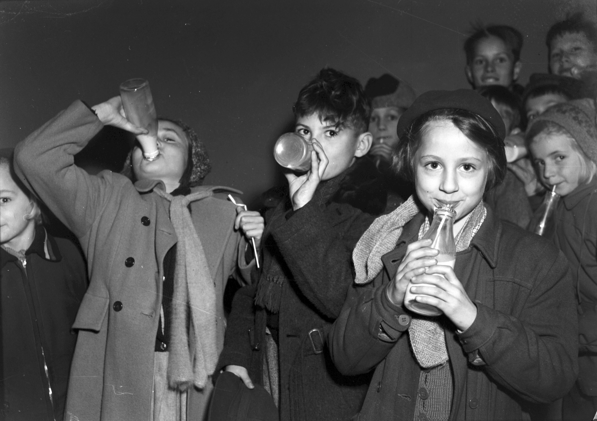 Mjölkpropaganda. 12 november 1951. Barn dricker mjölk på Metropolbiografen