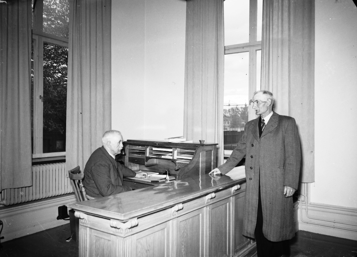 Sjömansförmedlingen. Föreståndare Berg vid arbetsbordet. Den 9 Juni 1941


