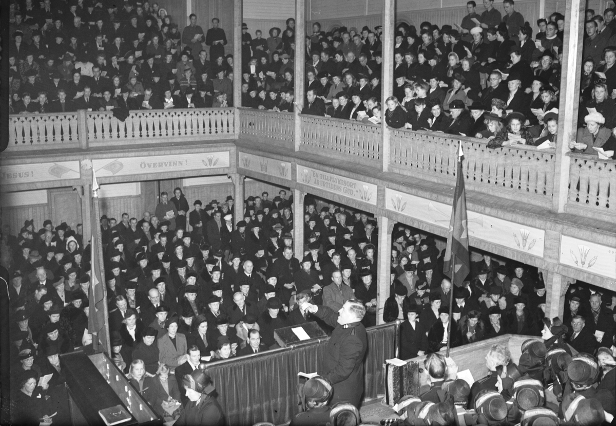 Frälsningsarméns allsångsmöte. Den 18 November 1941

