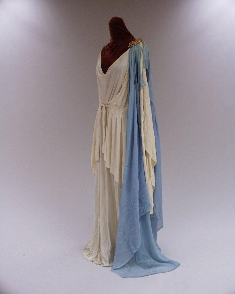 Kostyme Kirsten Flagstad i rollen som Alceste i Alceste. En hvit kjole med draperinger og blått slep