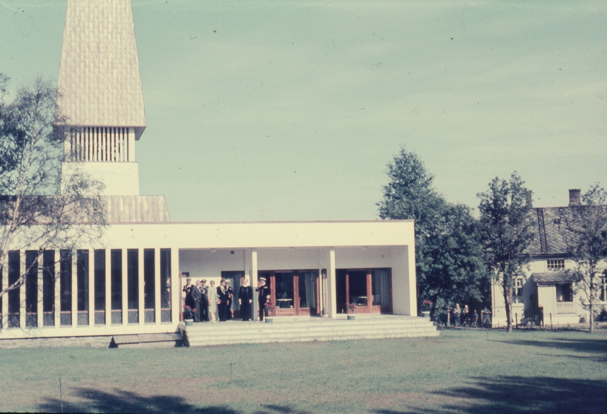 Kongebesøk i nybygde Harstad kirke.