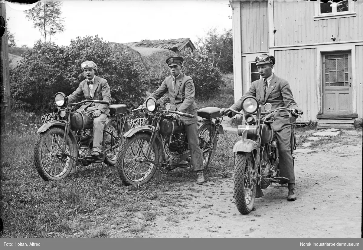 Tre unge menn på hver sin motorsykkel, alle guttene er kledd i dress.