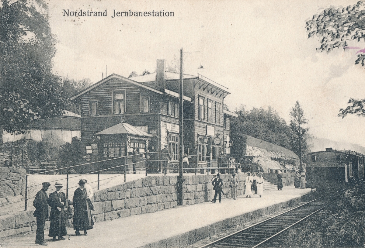 Nordstrand stasjon. Tog til Oslo Ø kjører inn på stasjonen.