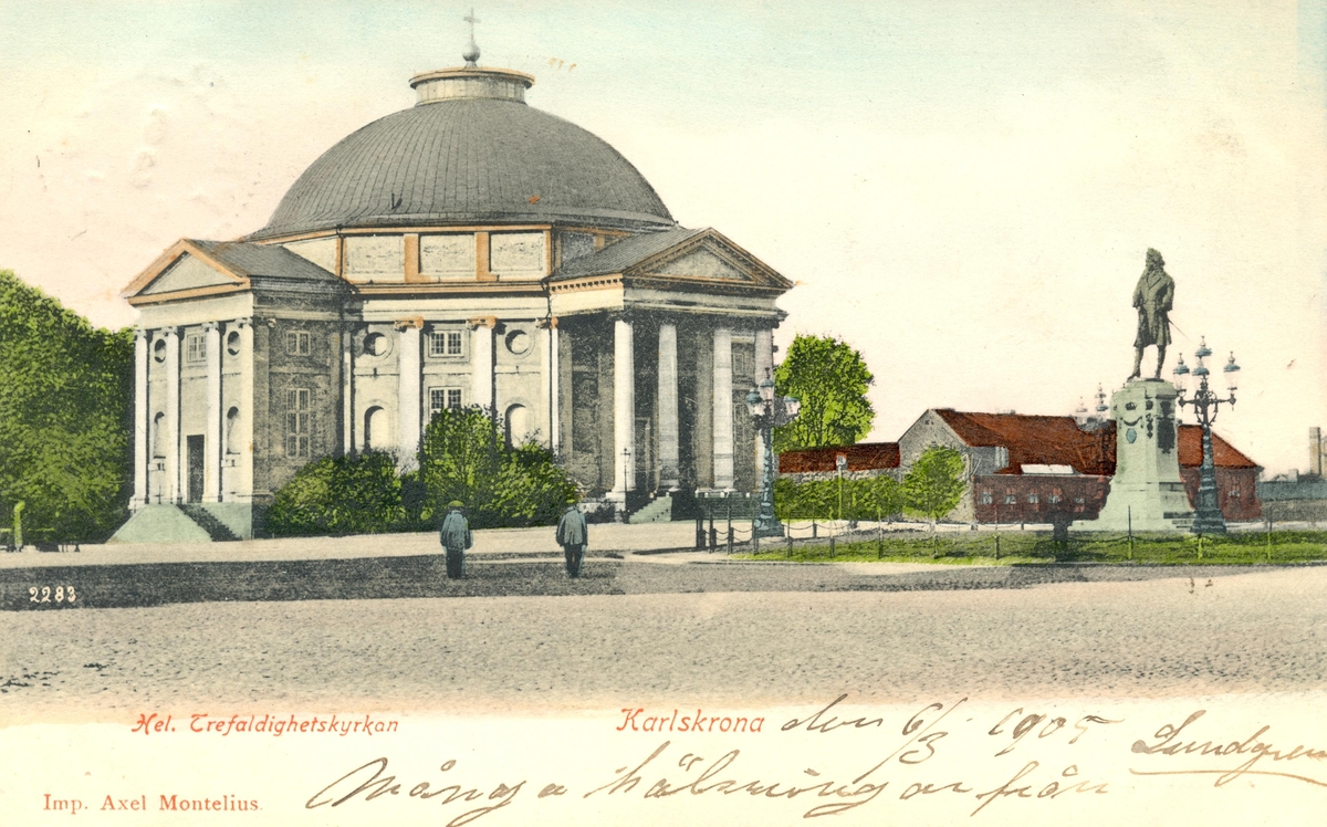 Kolorerat vykort föreställande Heliga Trefaldighetskyrkan i Karlskrona, omkring 1905.