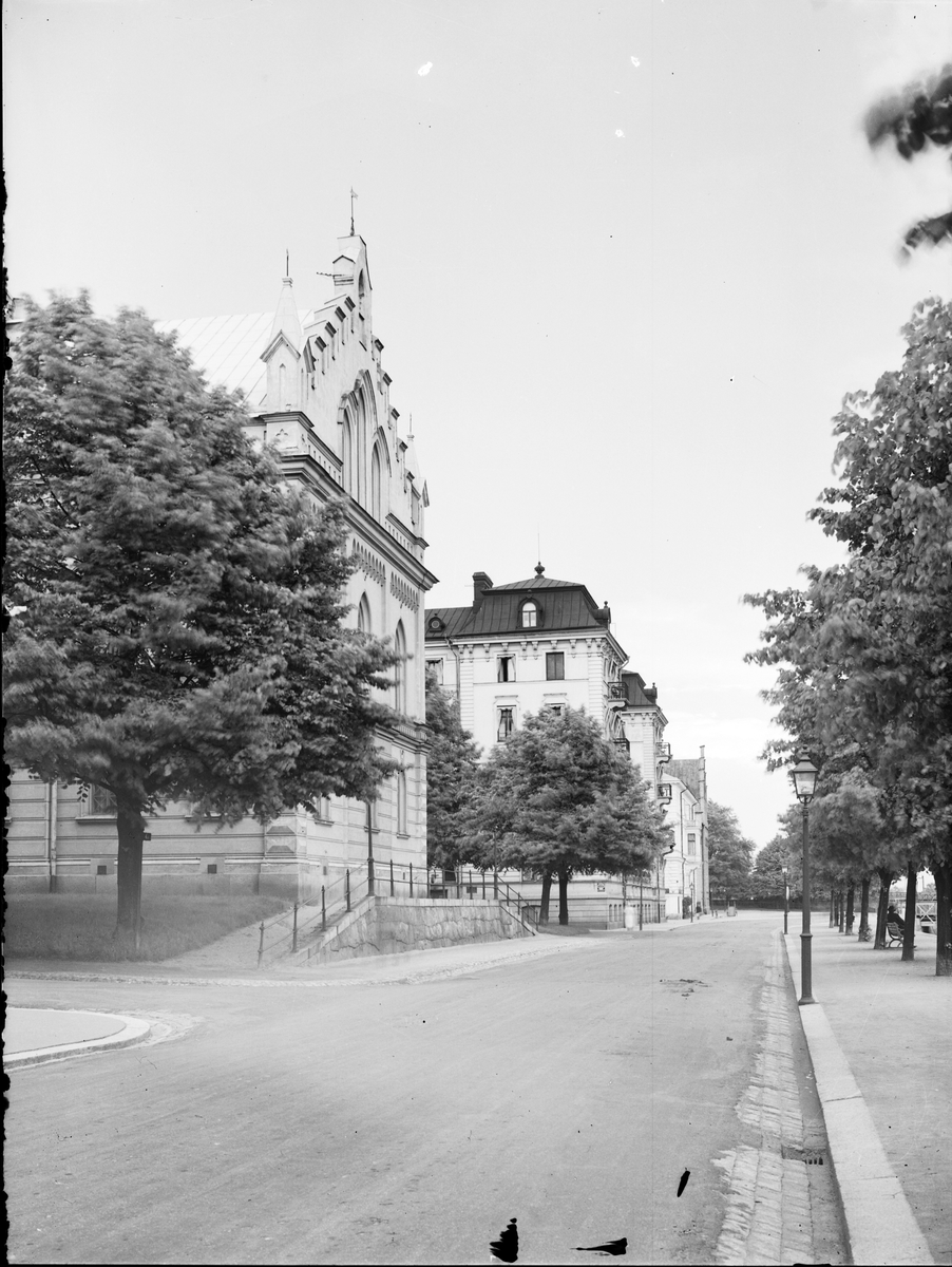 Norra Strandgatan med
Frimurarlogen och Gamla Grand till vänster
och till höger flyter Gavleån