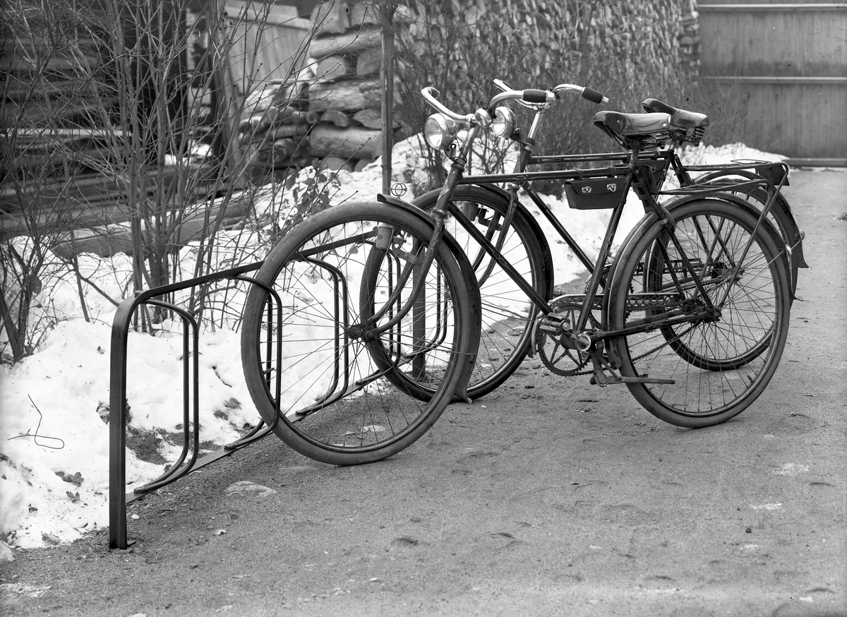 Cykelställ. December 1944. Portström  Smidesverkstad, Norra Fiskargatan 12, Gävle. Arvid Portström, bondpojke från Värmland född 1887. Kom till Gävle Kättingfabrik 1913. År 1918 startade Arvid Portström eget. I början av 1920-talet köpte han Ulrik Anderssons välkända smedja på Norra Fiskargatan 12 på Öster.