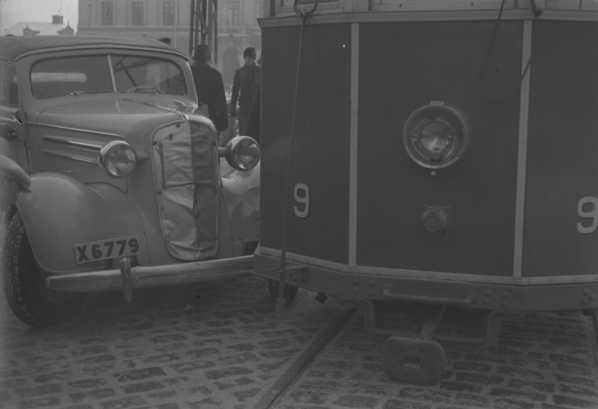 Bilolycka mellan spårvagn och en 1936 Chevrolet Master Deluxe Imperial Gläser-Cabriolet. Reportage för Arbetarbladet