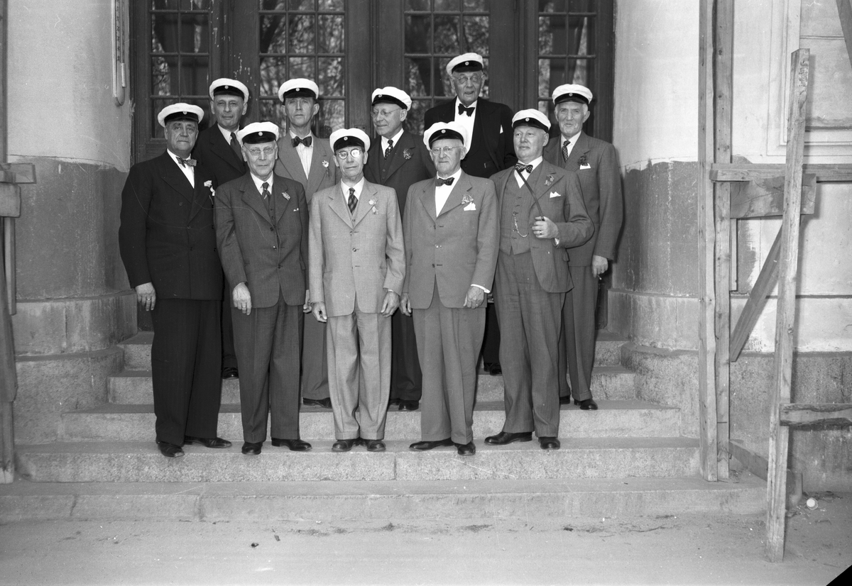 Studentjubileum. 4 juni 1955.
Fotografiet är taget på Högre Allmänna Läroverketstrappa. Beställt av Rådman Marin.