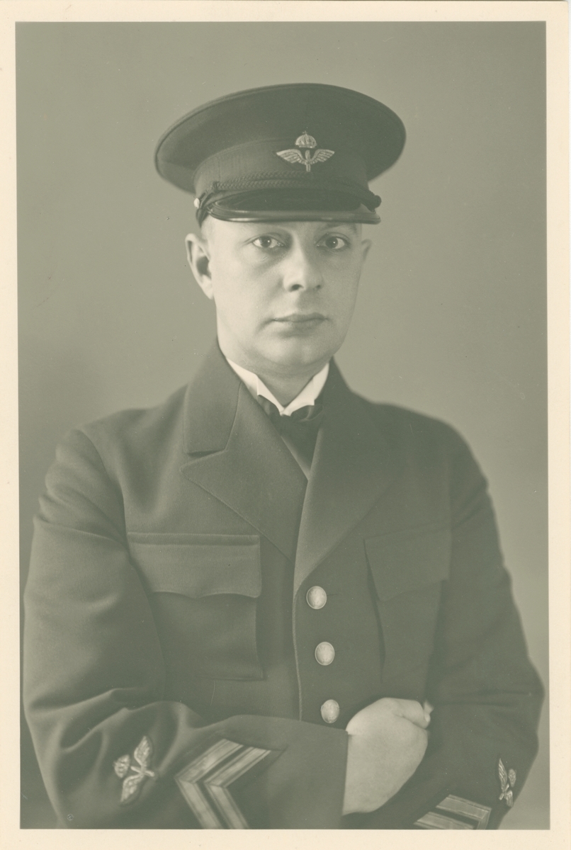 Porträttfotografi av militären E. J. G:son Östlund, kompaniofficer på F 3 Östgöta flygflottilj.