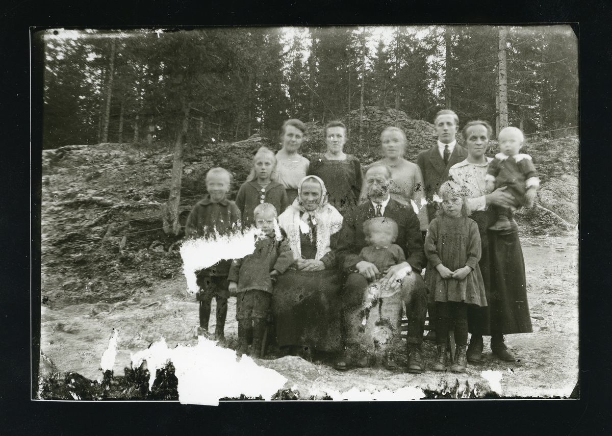 Herman og Kari Skogstad med barn og barnebarn.