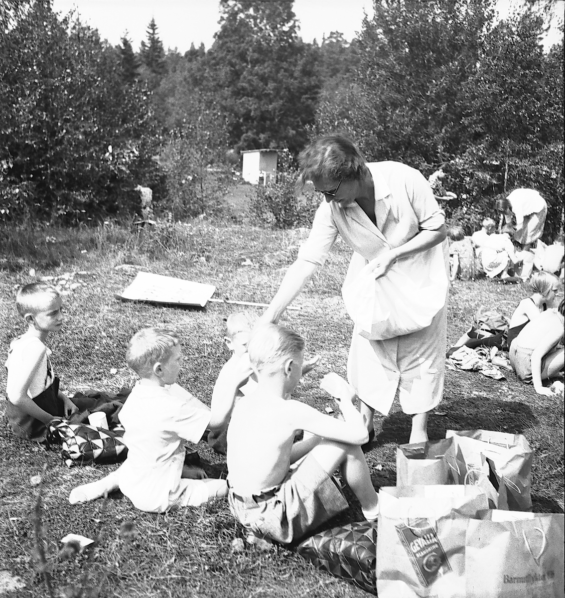 Den 23 juli 1938. Barnutflykt till Furuvik. Reportage för Gefle-Posten

