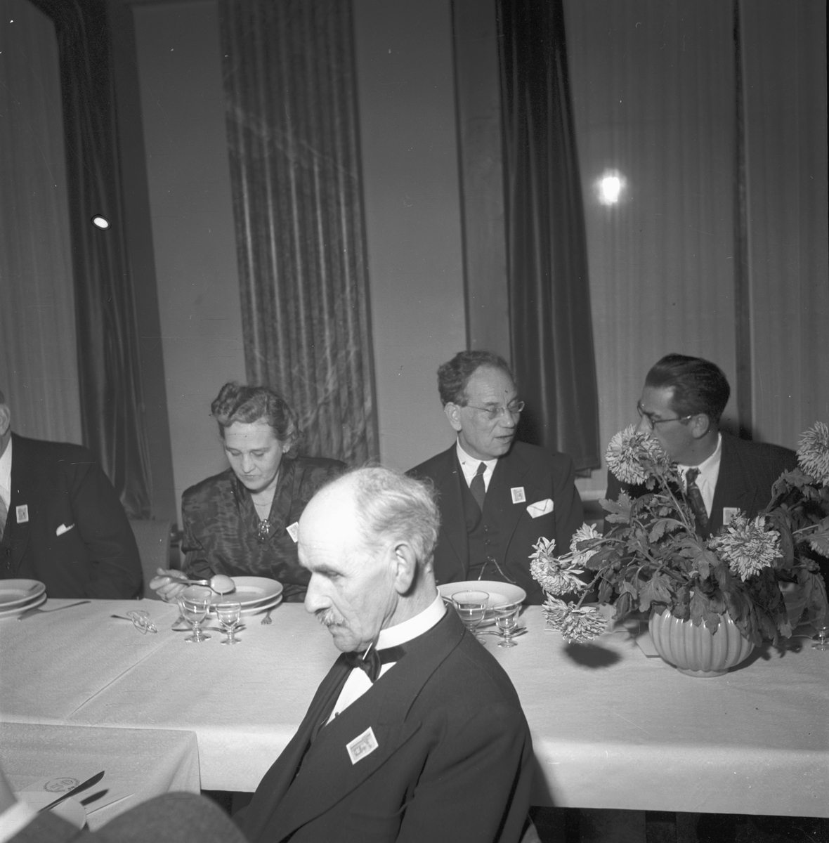 Konsum Alfa 50-årsjubileum på Rotundan, Folkparken. Medaljutdelning och middagsbord. 25 november 1948.