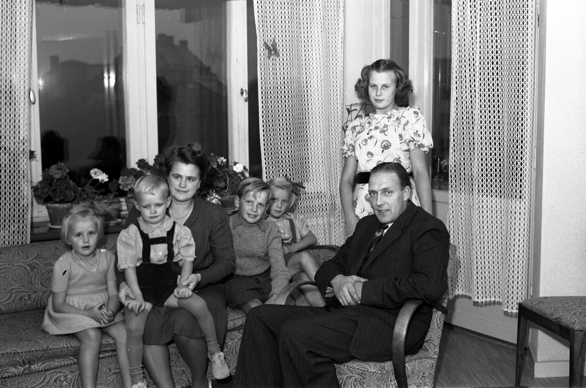 Hemsyster hos familjen Söderlind. 1947. Reportage för Arbetarbladet.
